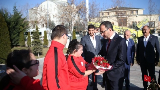 Bakan Kasapoğlu, özel sporcular ile bir araya geldi