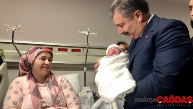 Bakan Koca'dan yeni yılın ilk bebeğine ziyaret