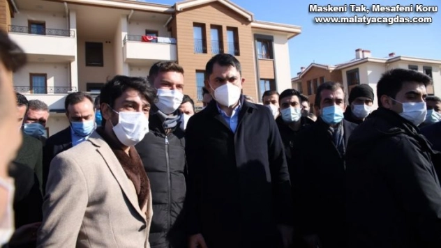 Bakan Kurum, deprem konutlarını inceledi