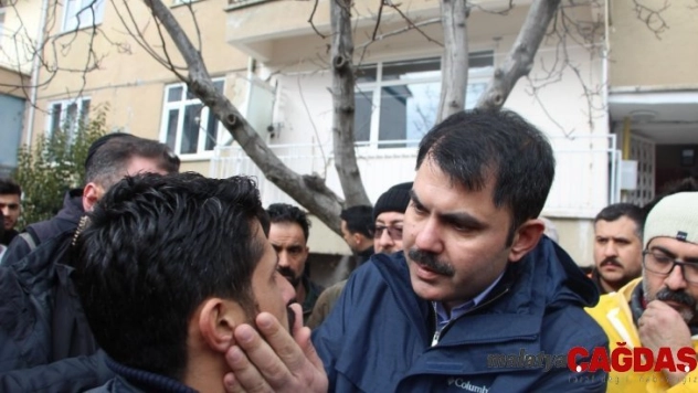 Bakan Kurum, depremde hasar gören mahallelerde incelemede bulunuyor