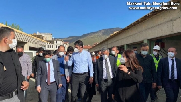 Bakan Kurum, depremin merkez üssü Sivrice'de inceleme yaptı