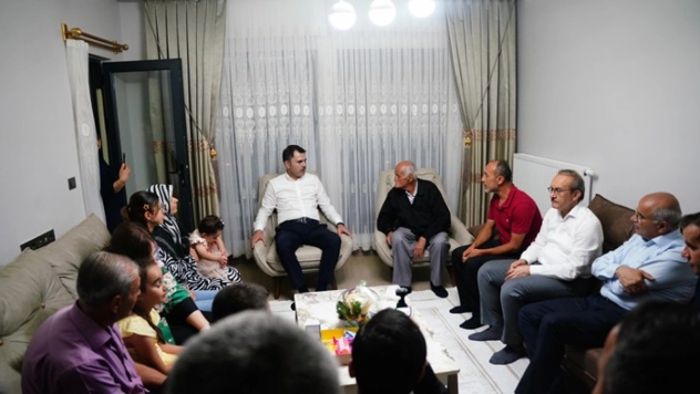 Bakan Kurum Depremzede Ailenin Misafiri Oldu