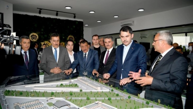 Bakan Kurum, dünya kayısı ticaret merkezinde incelemelerde bulundu