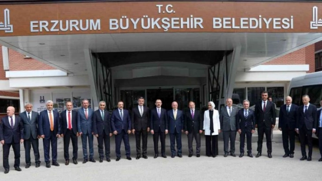 Bakan Muş'tan, Başkan Sekmen'e tecrübe ve yatırım övgüsü