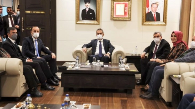 Bakan Özer'den Şanlıurfa Büyükşehir Belediyesine ziyaret