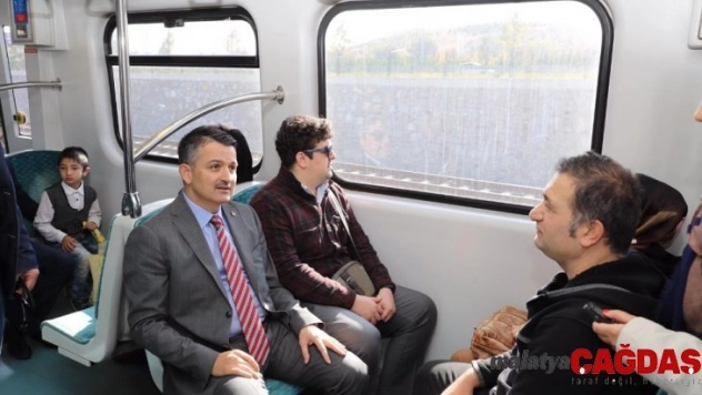 Bakan Pakdemirli makam aracından inip Başkentray'a bindi