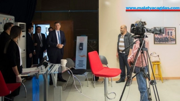 Bakan Selçuk: 'Siz bize kalbinizin derinliklerinden bir kez 'kolay gelsin' deyin biz hepsini hallederiz'