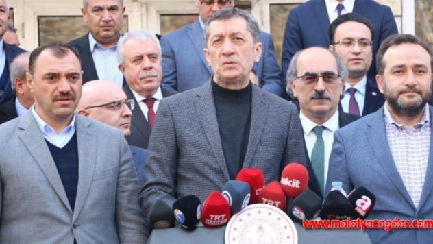 Bakan Selçuk: 'Van'da ilçelerimizde birkaç köy okulunda ufak çaplı hasar meydana geldi'