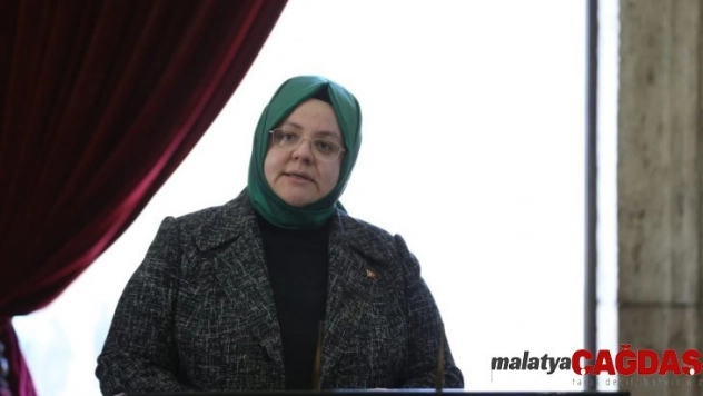 Bakan Selçuk kadına seçme ve seçilme hakkı verilişinin yıl dönümünde Anıtkabir'de