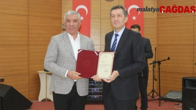 Bakan Selçuk'tan eğitime destek verenlere teşekkür