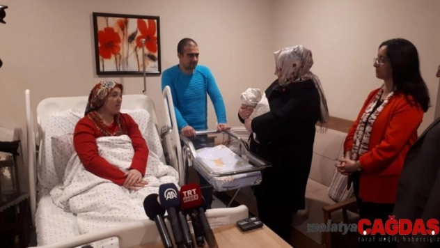 Bakan Selçuk yeni yılın ilk bebeğine 'Büşra' ismini verdi