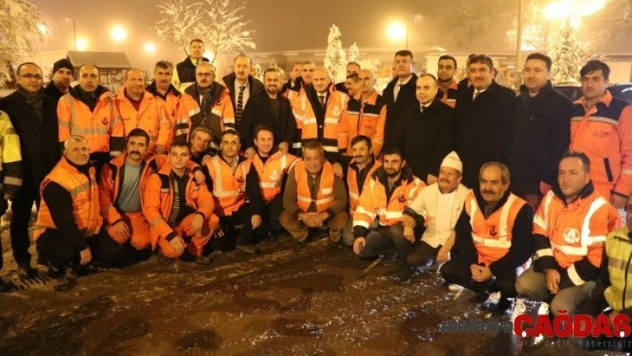 Bakan Turhan, yeni yıla karayolları çalışanlarıyla birlikte girdi