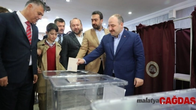 Bakan Varank: 'Benlik davası güdenlerin kendi kişisel egolarının, hırslarının peşinden gidenlerin şimdi nerede olduklarını görebiliyoruz'