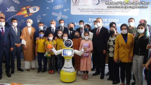 Bakan Varank açılışlarını yaptığı merkezleri ziyaret etti