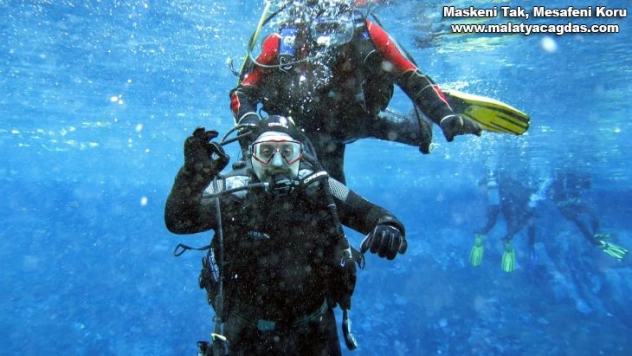 Bakan Varank bozkırın nazar boncuğuna tüple daldı