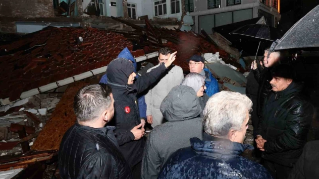 Bakan Yerlikaya Yıkılan 3 bina ve 1 iş yerinde incelemelerde bulunduk