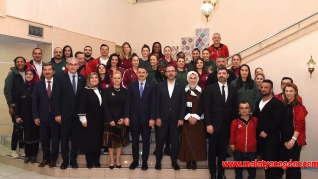 Bakanlar, Elazığ'ın basketbol takımı ile bir araya geldi
