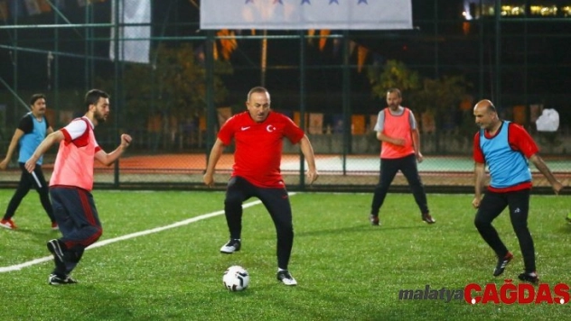 Bakanlar ve milletvekilleri siyasete futbol arası verdi