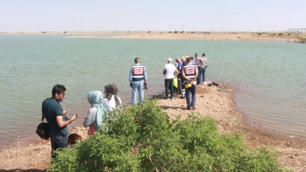 Balık tutmak için girdiği gölette boğuldu