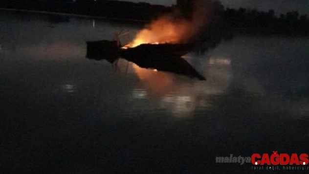 Balıkçı barınağında çıkan yangında 2 tekne kullanılmaz hale geldi