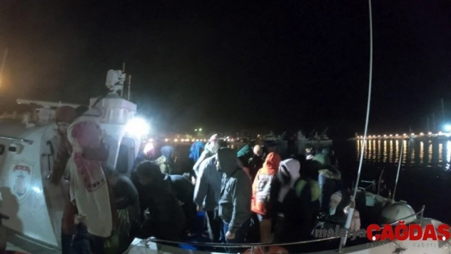 Balıkesir açıklarında 143 düzensiz göçmen yakalandı