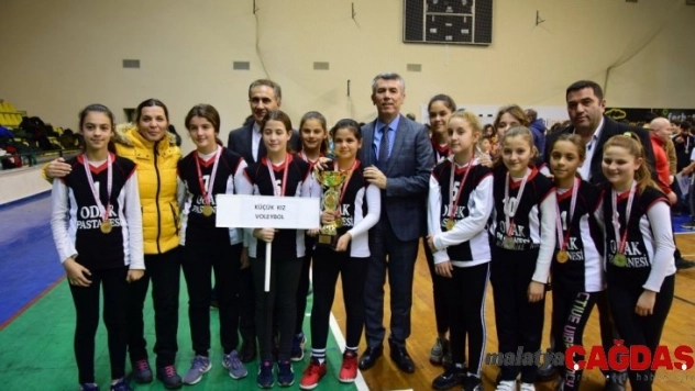 Balıkesir'de başarılı okul sporcularına ödülleri törenle verildi