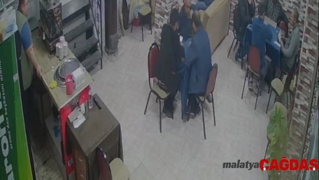 Balıkesir'de deprem anında yaşanan panik kamerada