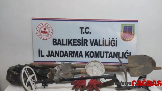 Balıkesir'de kaçak kazı yapan 3 kişi suçüstü yakalandı