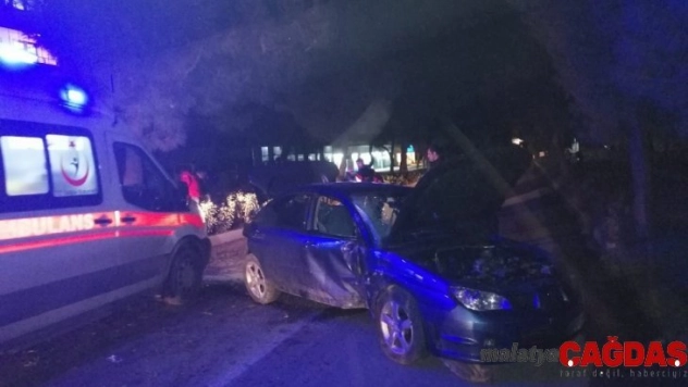 Balıkesir'de otomobil direğe çarptı: 2 yaralı