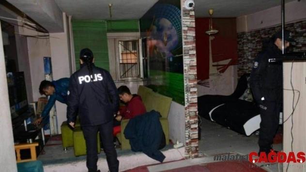 Balıkesir'de polis 5 aranan şahıs ve 2 silah ele geçirdi