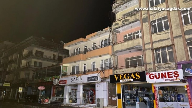 Balkona yıldırım düştü