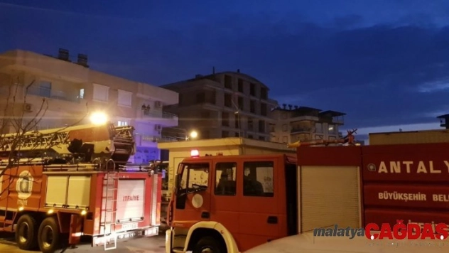 Balkonda yanan mangal itfaiyeyi alarma geçirdi