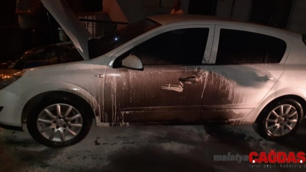 Balkondan attığı alevli teneke otomobili yaktı