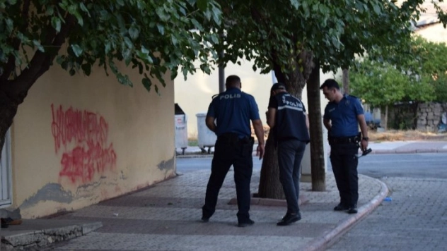 Balkondan düşen 3 yaşındaki çocuk yaralandı