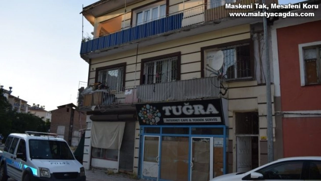 Balkondan düşen çocuğu vatandaşlar fark etti