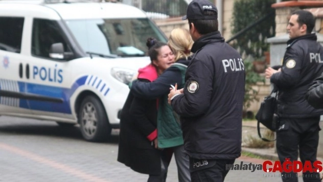 Balkondan düşen genç kızı battaniye ve çarşaf gererek yakalamaya çalıştılar