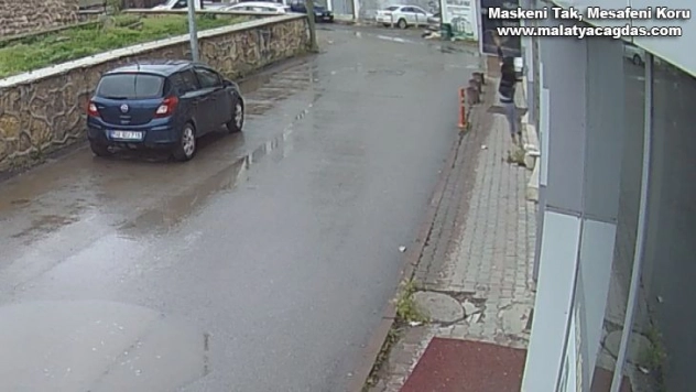 Balkondan sarkan çocuk 1. kattan kaldırıma düştü