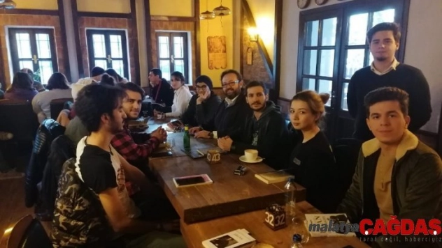 Bandırma'da eline kitap alan okumaya koştu