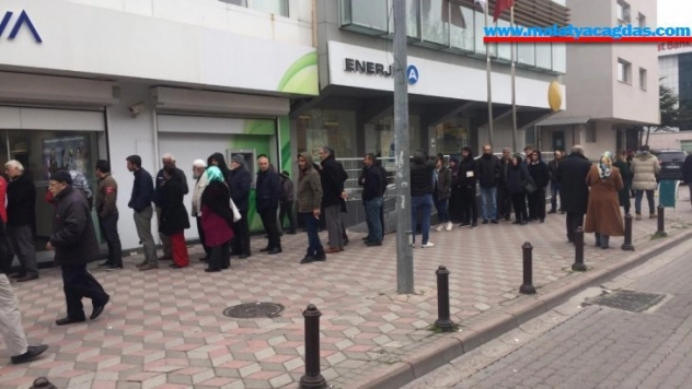 Banka önlerinde korona virüs kuyruğu