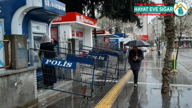 Banka ve ATM önlerine polis bariyeri