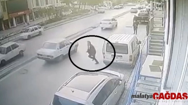 Bankadan çıkan adamın aracından çantayı böyle çaldı