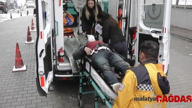 Bariyere çarpan otomobil takla attı: 1'i ağır 3 yaralı