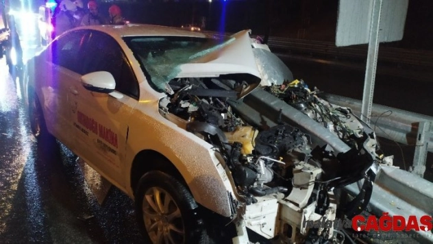 Bariyere ok gibi saplanan otomobilde bir kişi ağır yaralandı