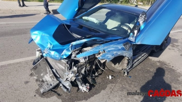 Bariyerlere çarpan lüks otomobil hurdaya döndü