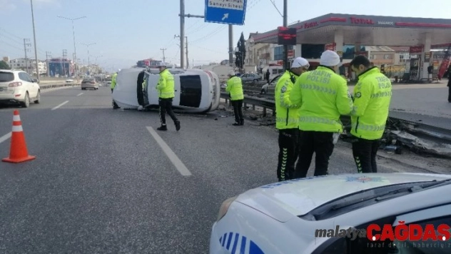 Bariyerlere çarpan otomobil yan yattı: 1 yaralı