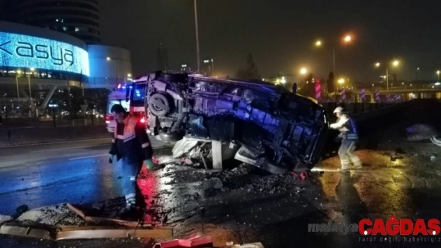 Bariyerlerin üzerine çıkan minibüsteki vatandaşları itfaiye kurtardı
