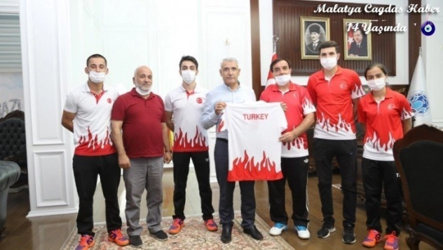 Başarılı Badmintonculardan Başkan Güder'e ziyaret