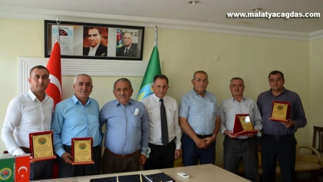 Başarılı kayısı üreticileri plaketle ödüllendirildi