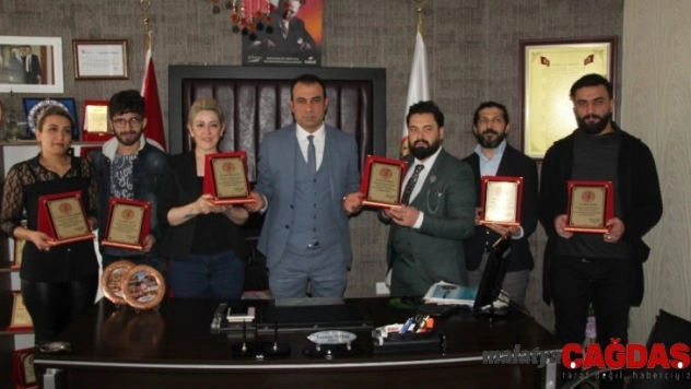 Başarılı kuaförlere plaket verildi