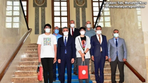 Başarılı öğrencilere hediye